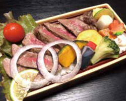 赤身ステーキ重弁当 2400円(税込)